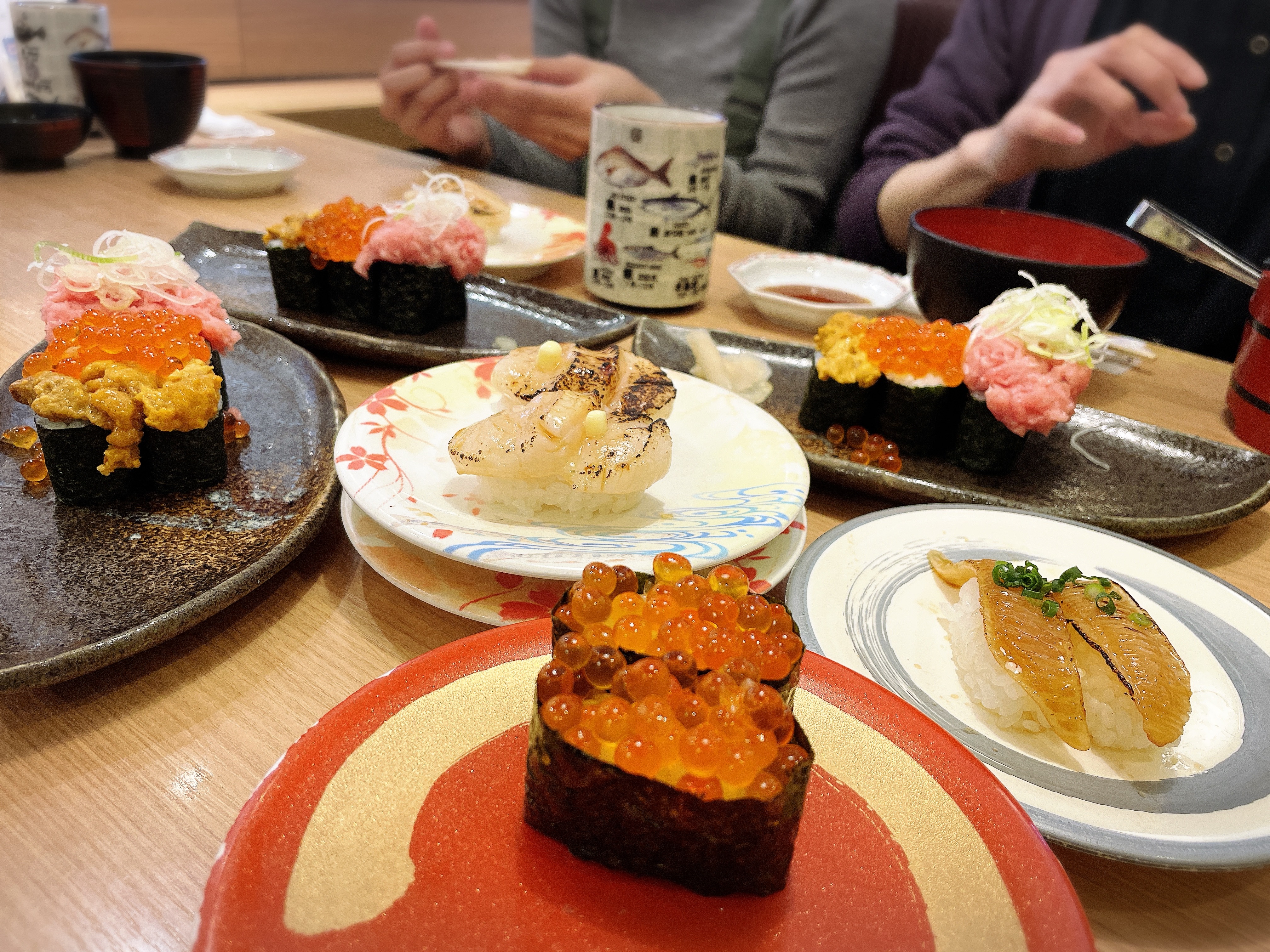 お寿司を食べている様子。いくらやウニ、炙りえんがわや炙りホタテなどが並んでいる。