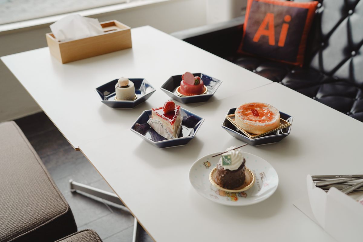 ケーキが机の上に並んでいる写真