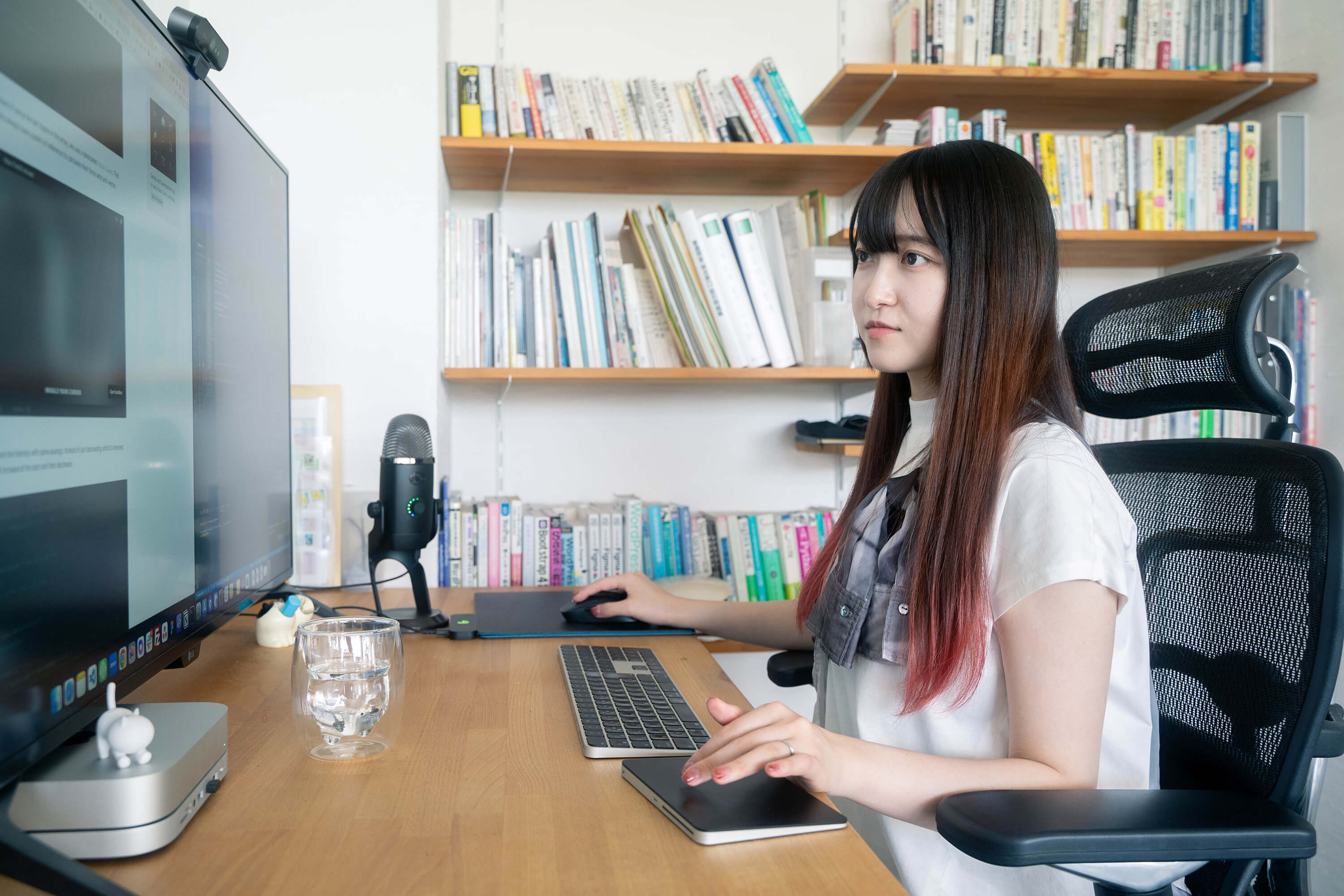 オフィスで仕事をする髙木さん