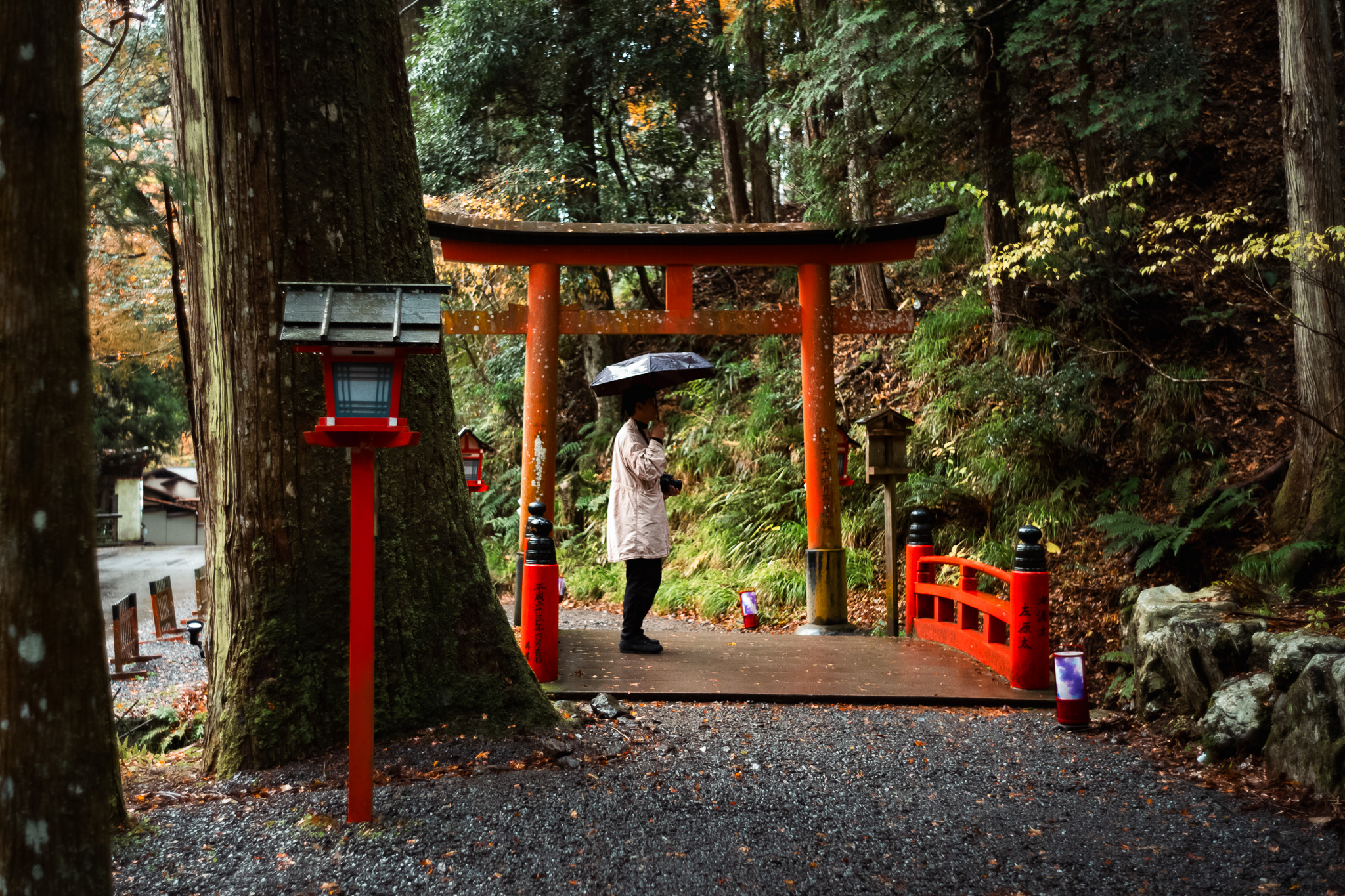 貴布禰総本宮「貴船神社」で傘を持ち佇む岩松さん