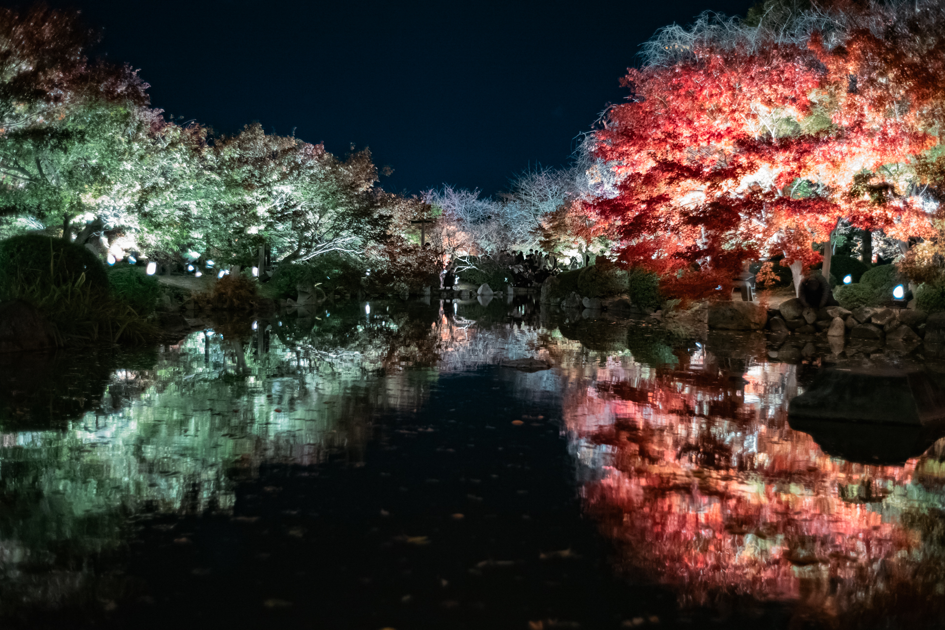 真言宗総本山 教王護国寺「東寺」の池に映る紅葉