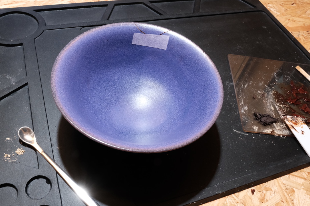 写真:茶わんの破片と本体がマスキングテープで固定されている