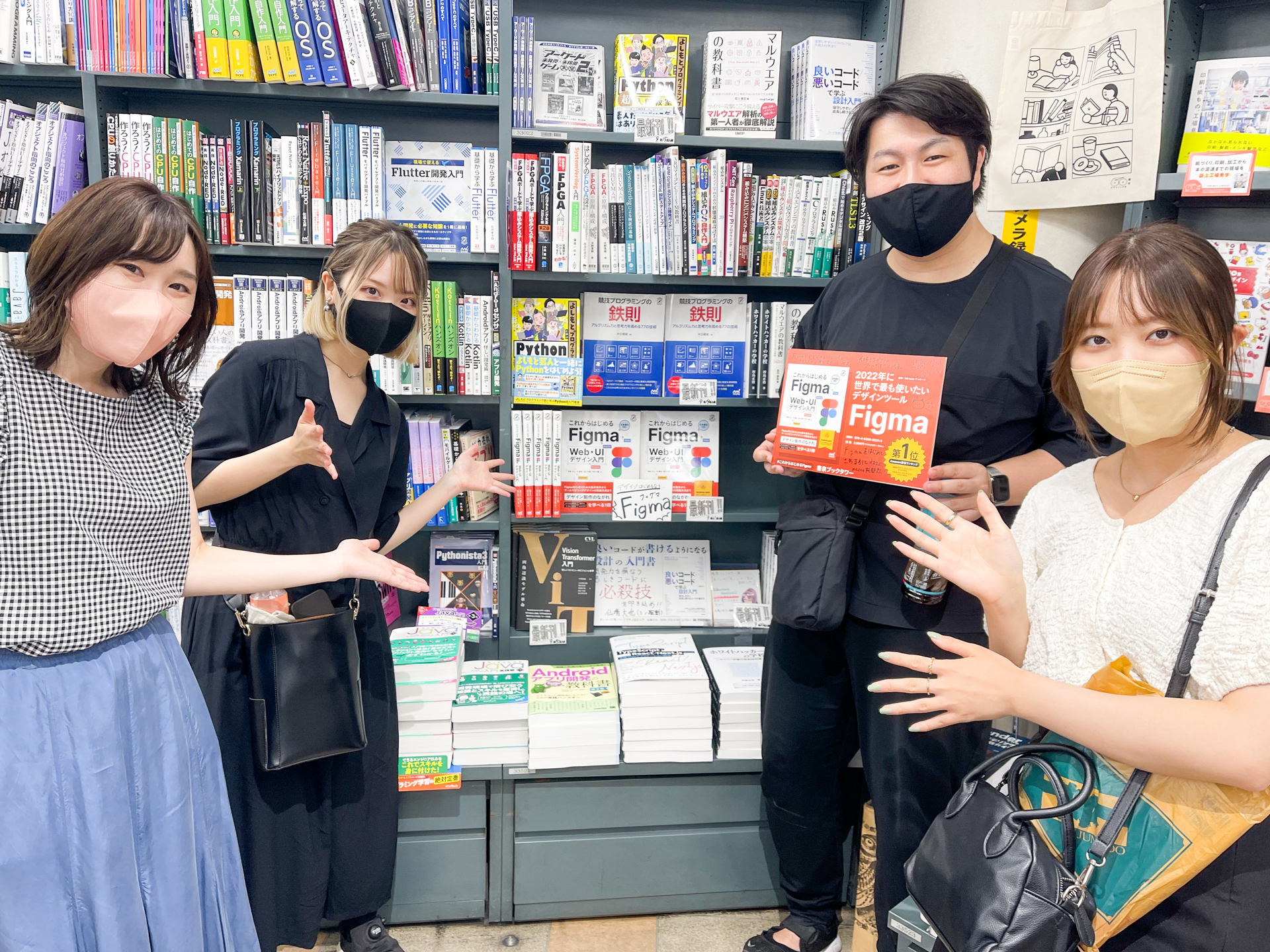 執筆メンバーと書店の写真