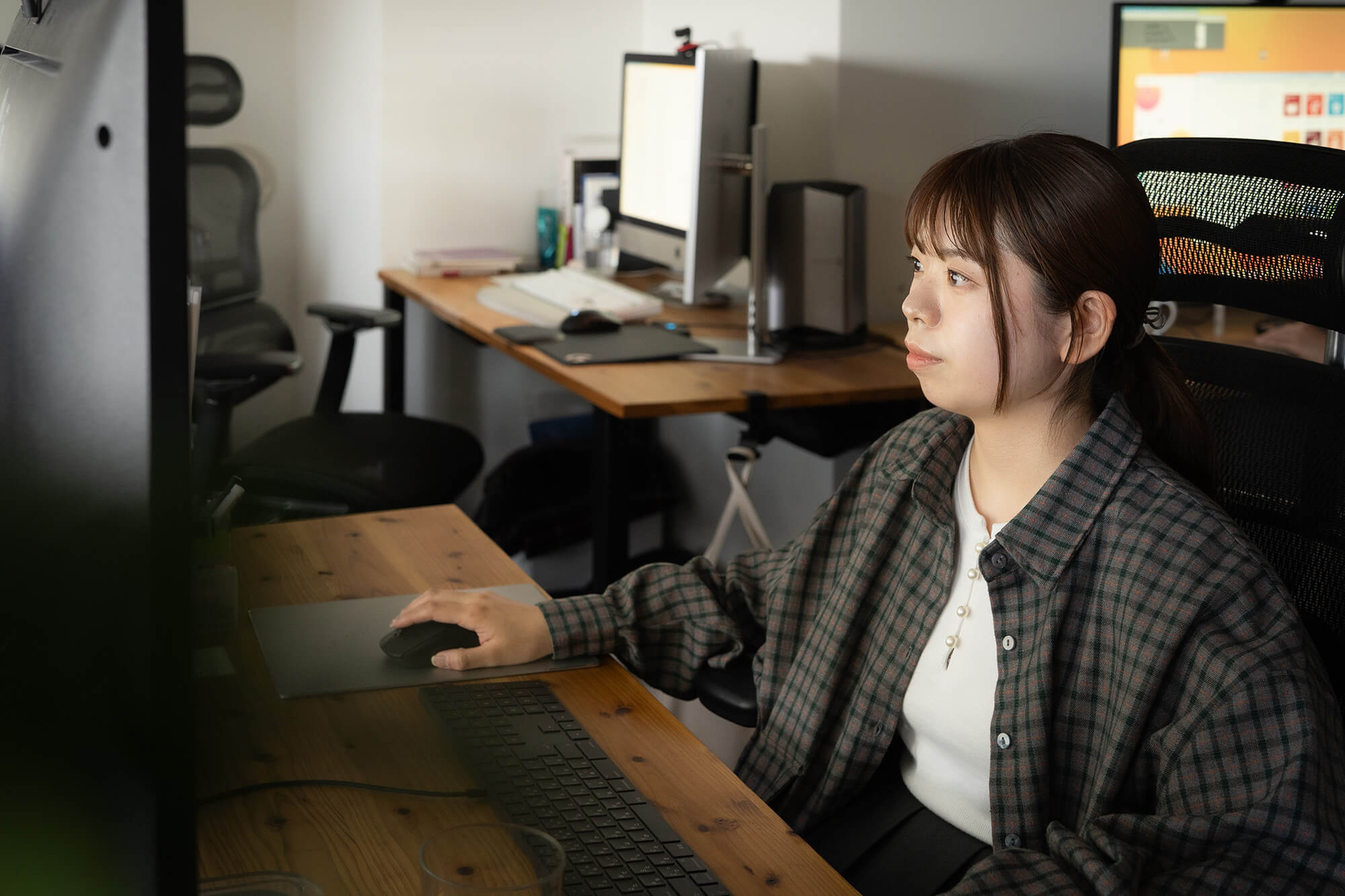 安達友香さんがPCに向かって仕事をしている写真