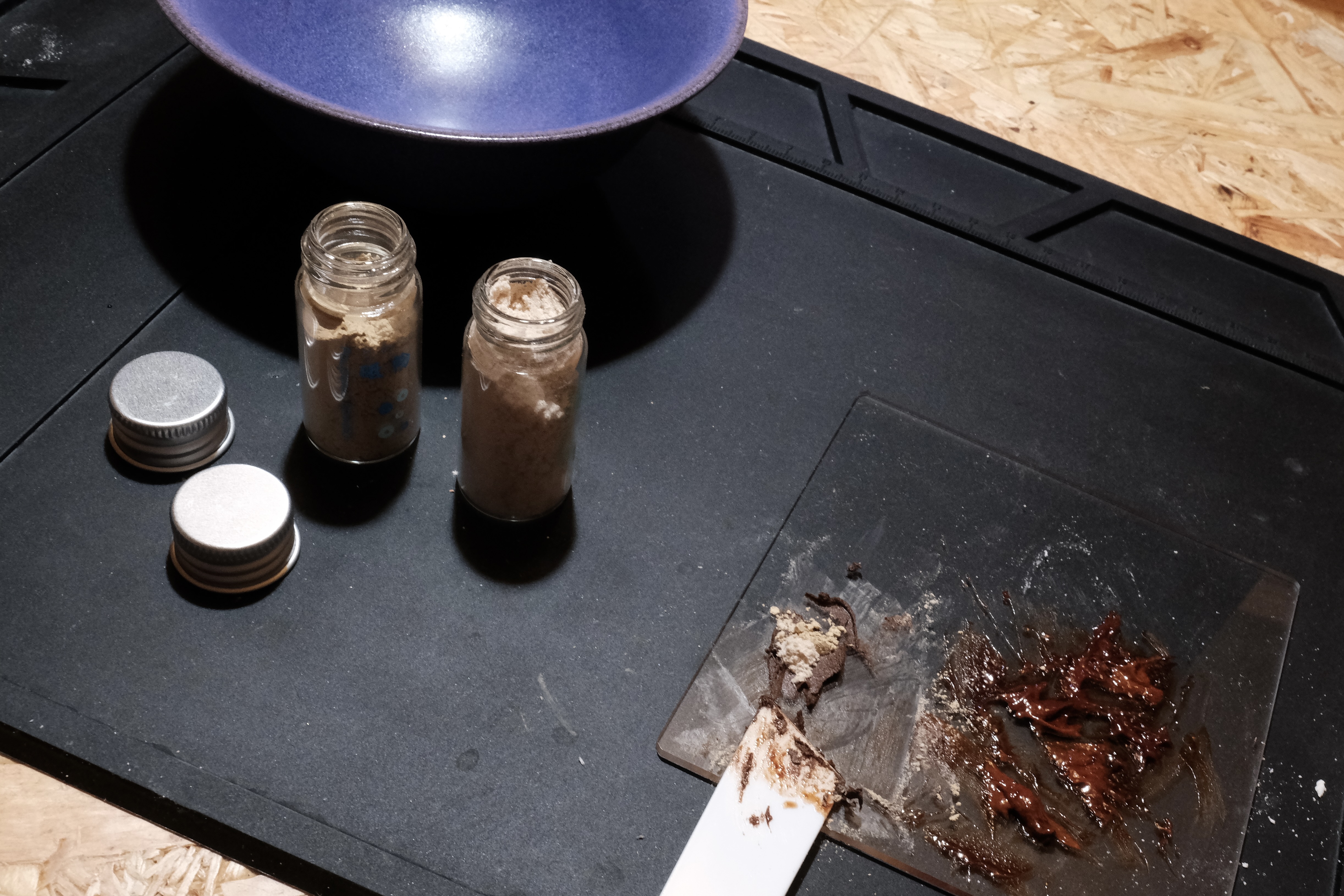 写真:麦漆に木粉と砥粉を混ぜている様子