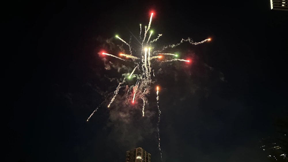 空にひろがる打ち上げ花火の写真