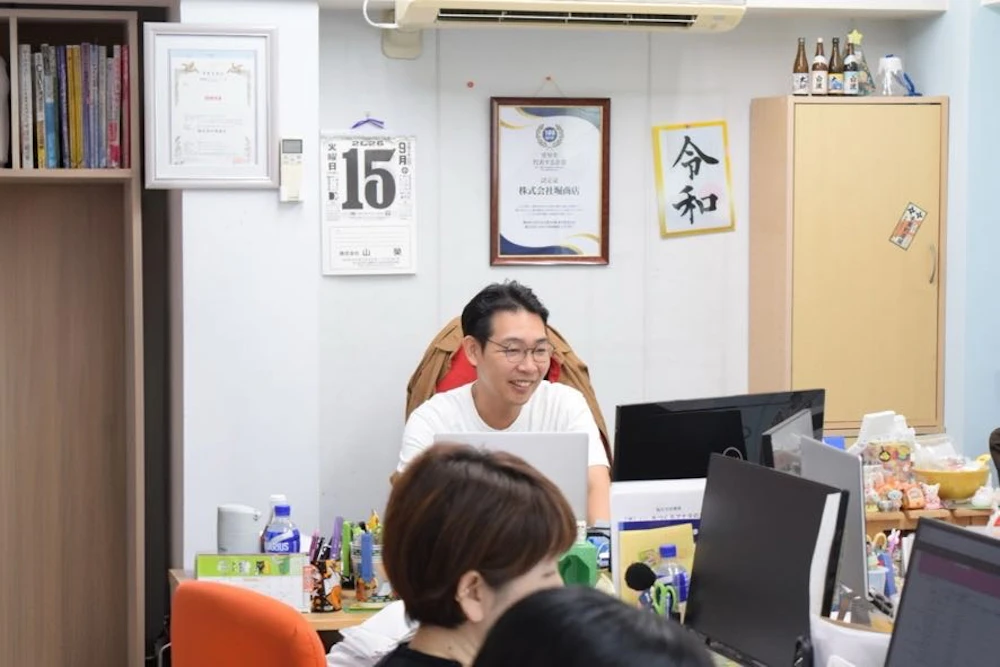 デスクに座る成瀬さん