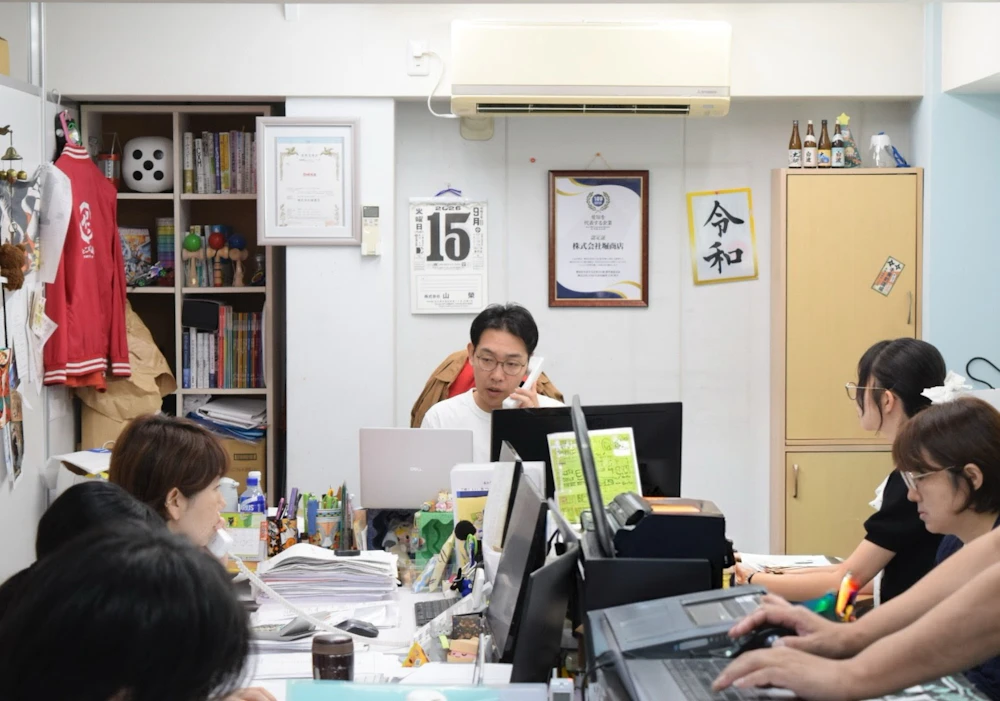 仕事をする成瀬さん