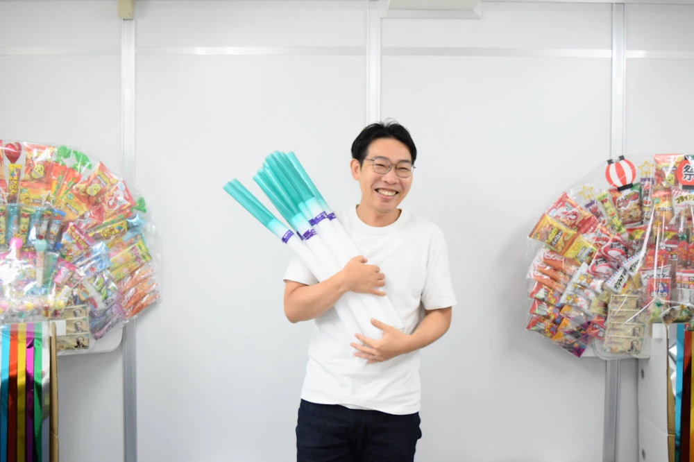 光るねぎを抱える成瀬さん