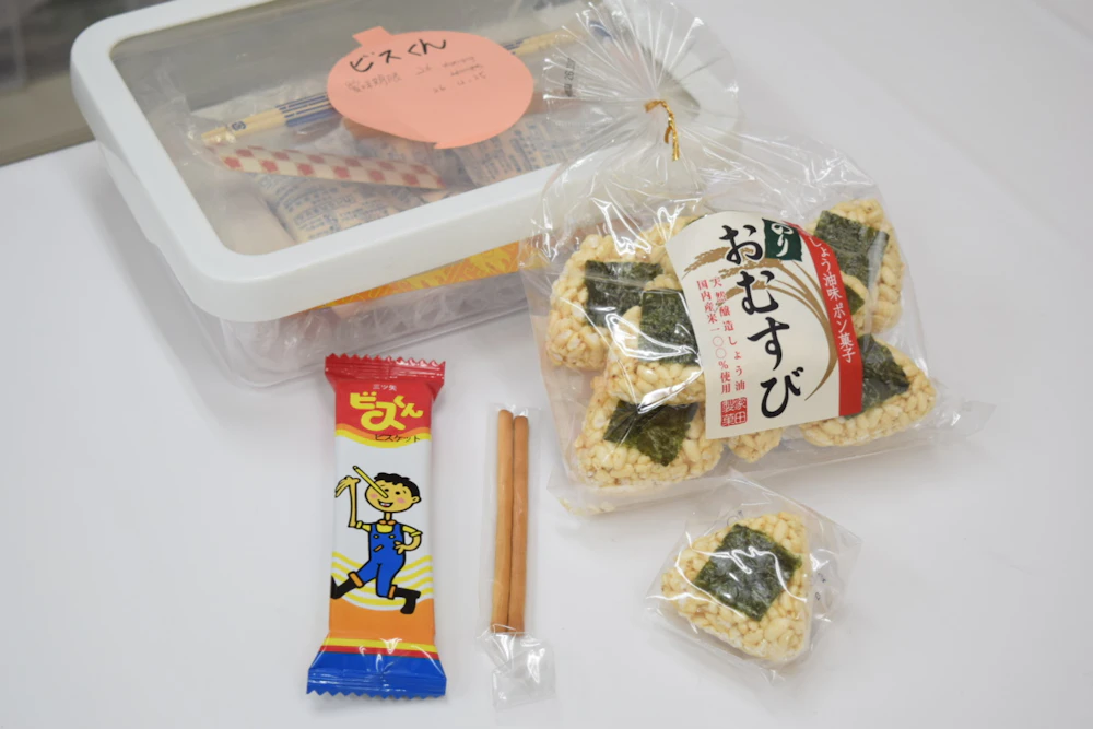 おにぎりポン菓子などの下準備（小分け袋詰め）の様子