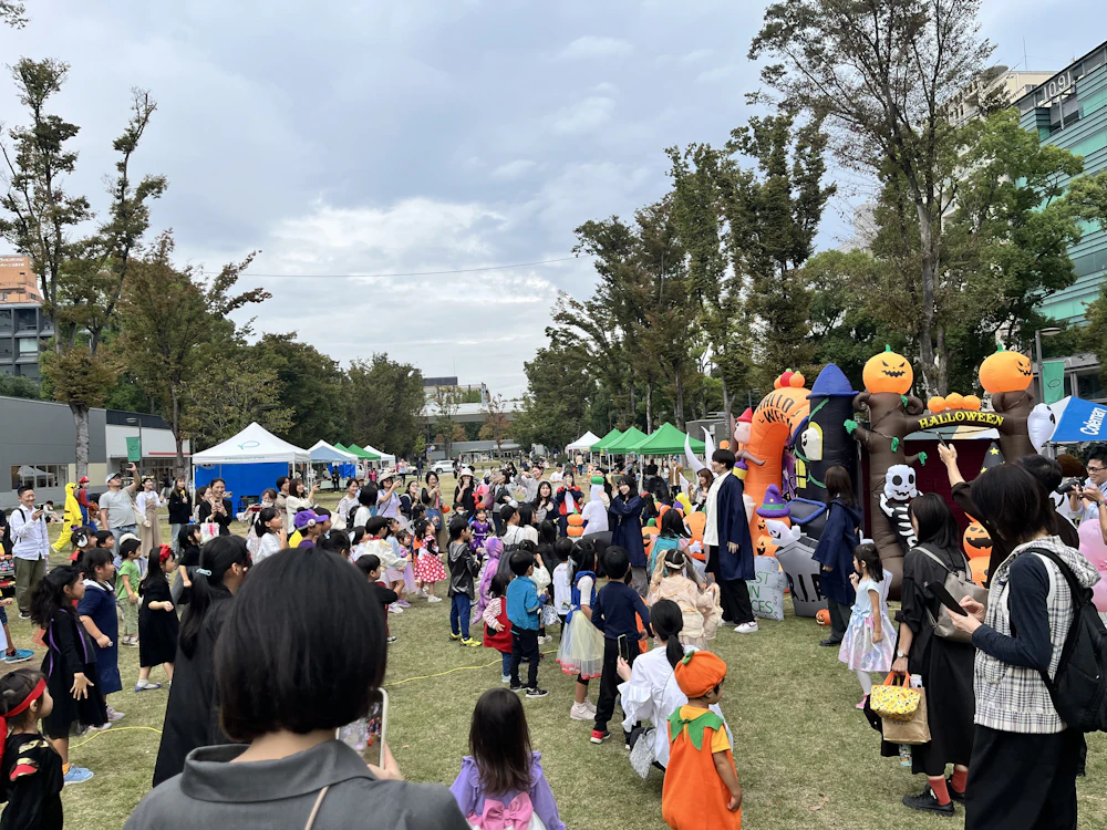 拠点の周遊プログラムに参加する子どもたち