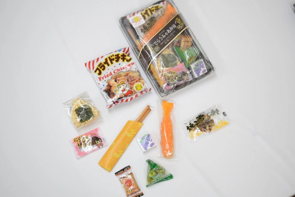 でらうみゃあ弁当とお菓子がバラででている写真