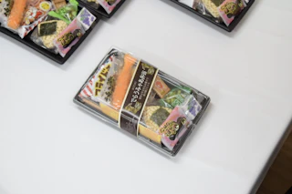 愛知のお菓子屋さんを、一箱に結んで。──でらうみゃあ弁当が「なごみやげ」に認定されました
