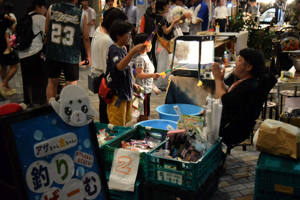釣りゲームをたのしむ子ども。縁日の様子