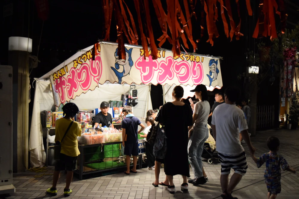 夜の縁日、屋台の写真
