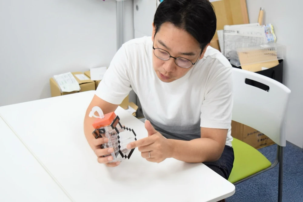 ピクセルボトルの説明をする成瀬さん