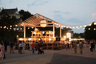 まつりのあかりに、うちもそっと。──名古屋城の夏まつりを応援しています