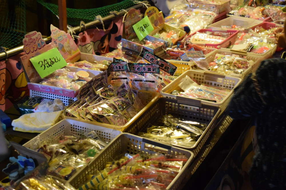 縁日の屋台で景品が並ぶ様子
