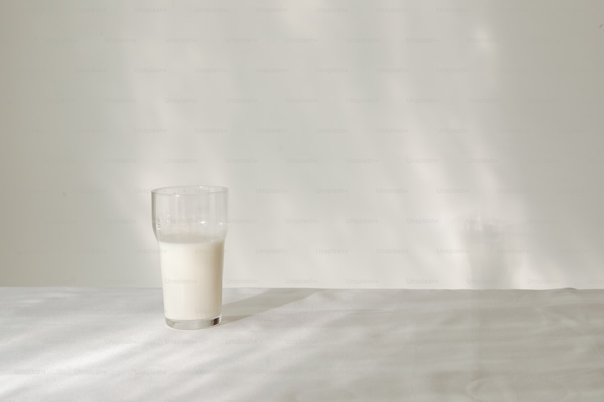 グラスに注がれた牛乳 — カルシウムをはじめ、ミネラルは日常の食品に含まれている