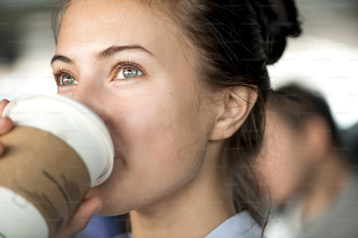 朝のコーヒーを楽しむ女性 — 朝食と一緒にコラーゲンを摂る習慣