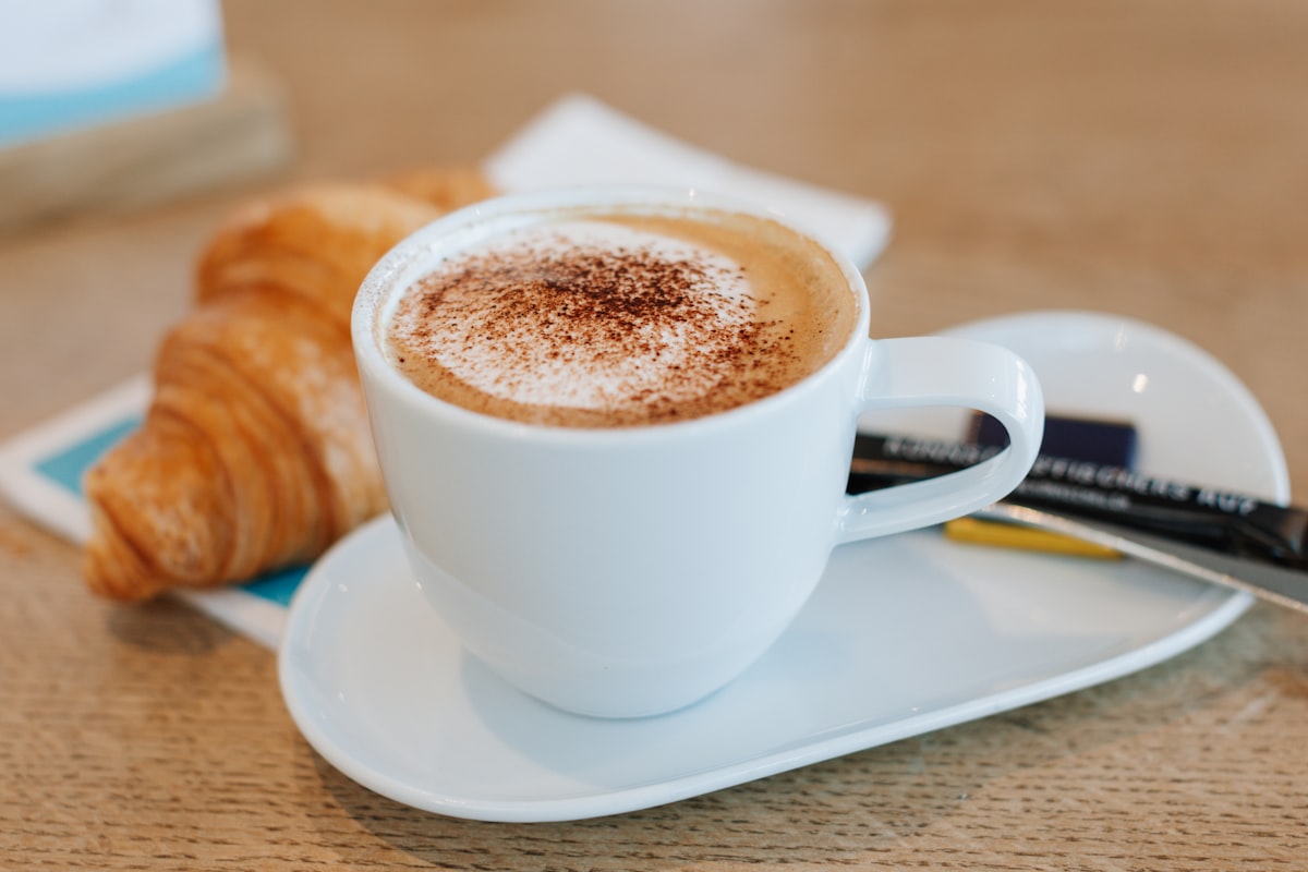 朝のコーヒー — 粉末コラーゲンを溶かして飲む習慣