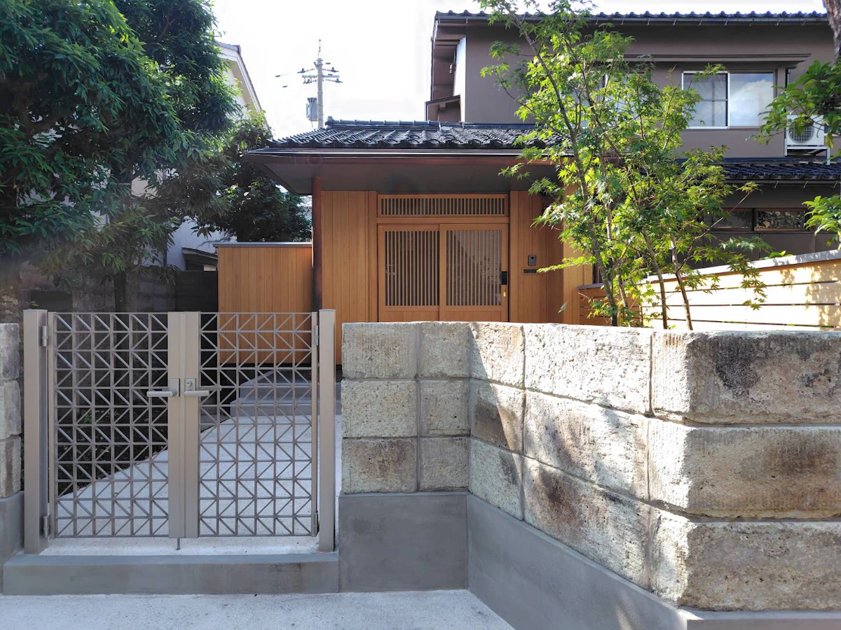 空き家だった木造住宅を民泊施設として再生 施工写真1