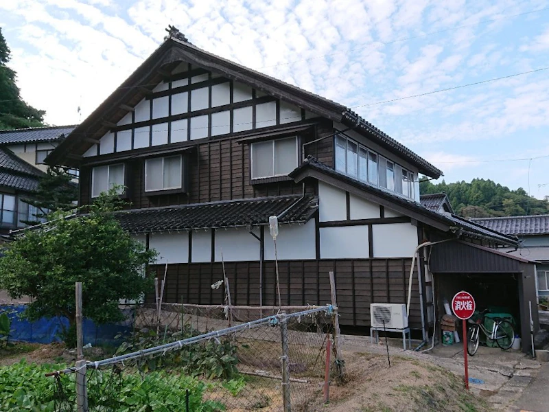 風化した板張りを整え、重厚な外観を再生 施工後1