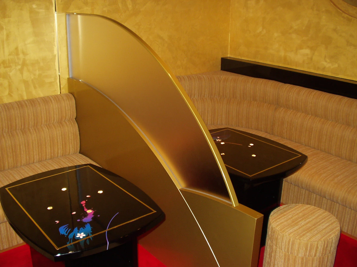 金沢市｜落ち着いたクラブを華やかな内装へ 施工写真1