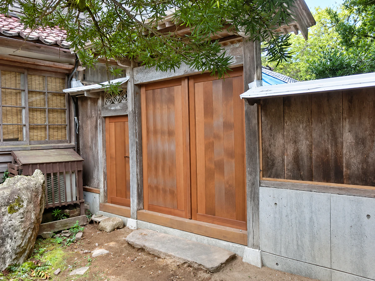 地震で破損した門の復旧作業 施工写真1