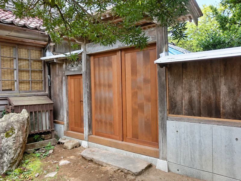 地震で破損した門の復旧作業