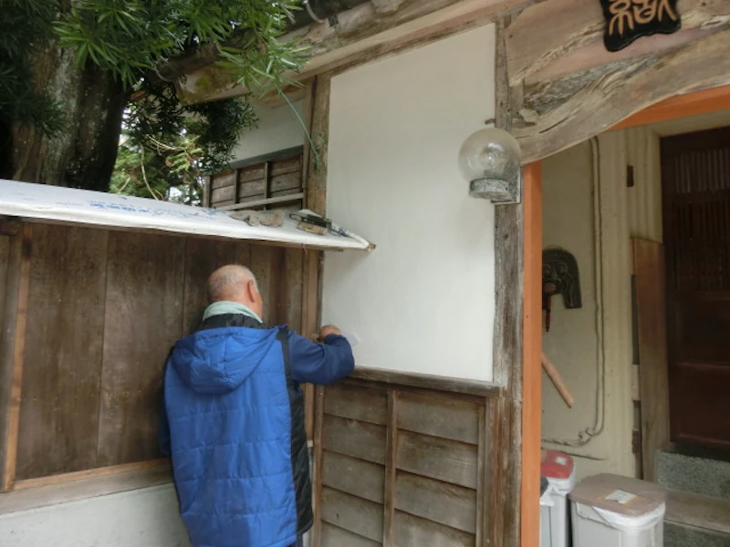 地震で破損した門の復旧作業 施工前1