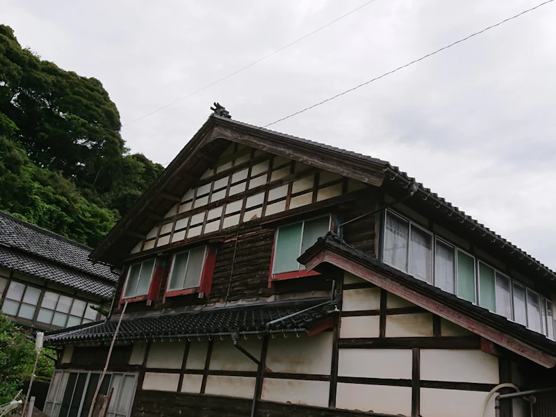風化した板張りを整え、重厚な外観を再生 施工前1