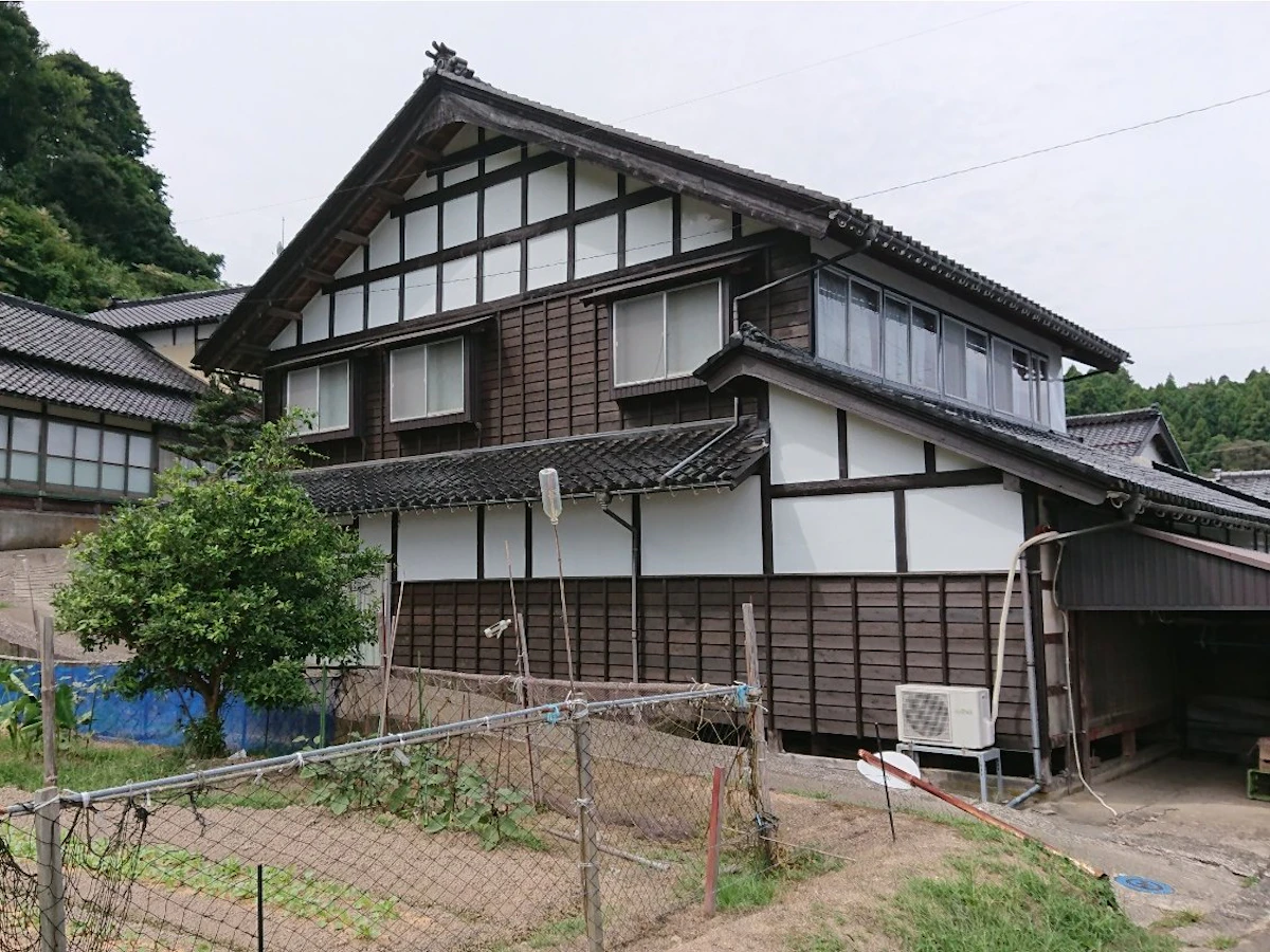 風化した板張りを整え、重厚な外観を再生 施工写真1