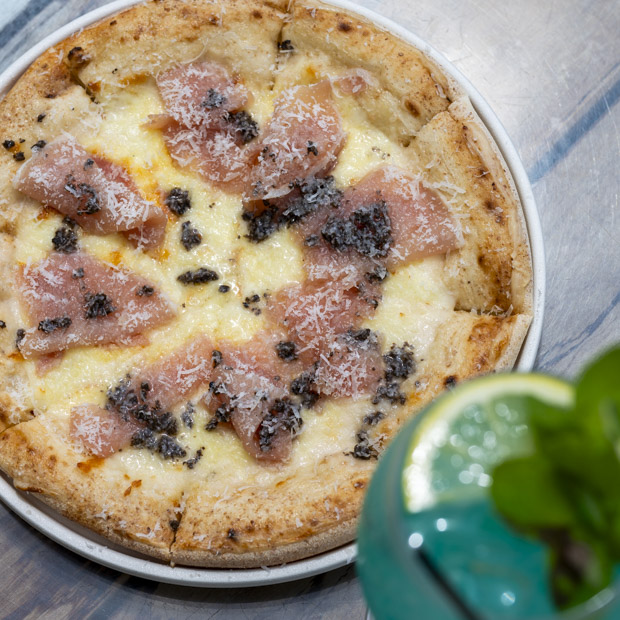 【葉山】まるで海外リゾート！森戸海岸のラウンジで絶品トリュフ生ハムピザ