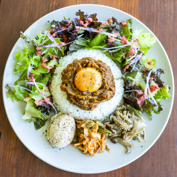 【横須賀】絶景オーシャンビューで味わう地元野菜たっぷりスパイスカレー｜レストア観音崎店
