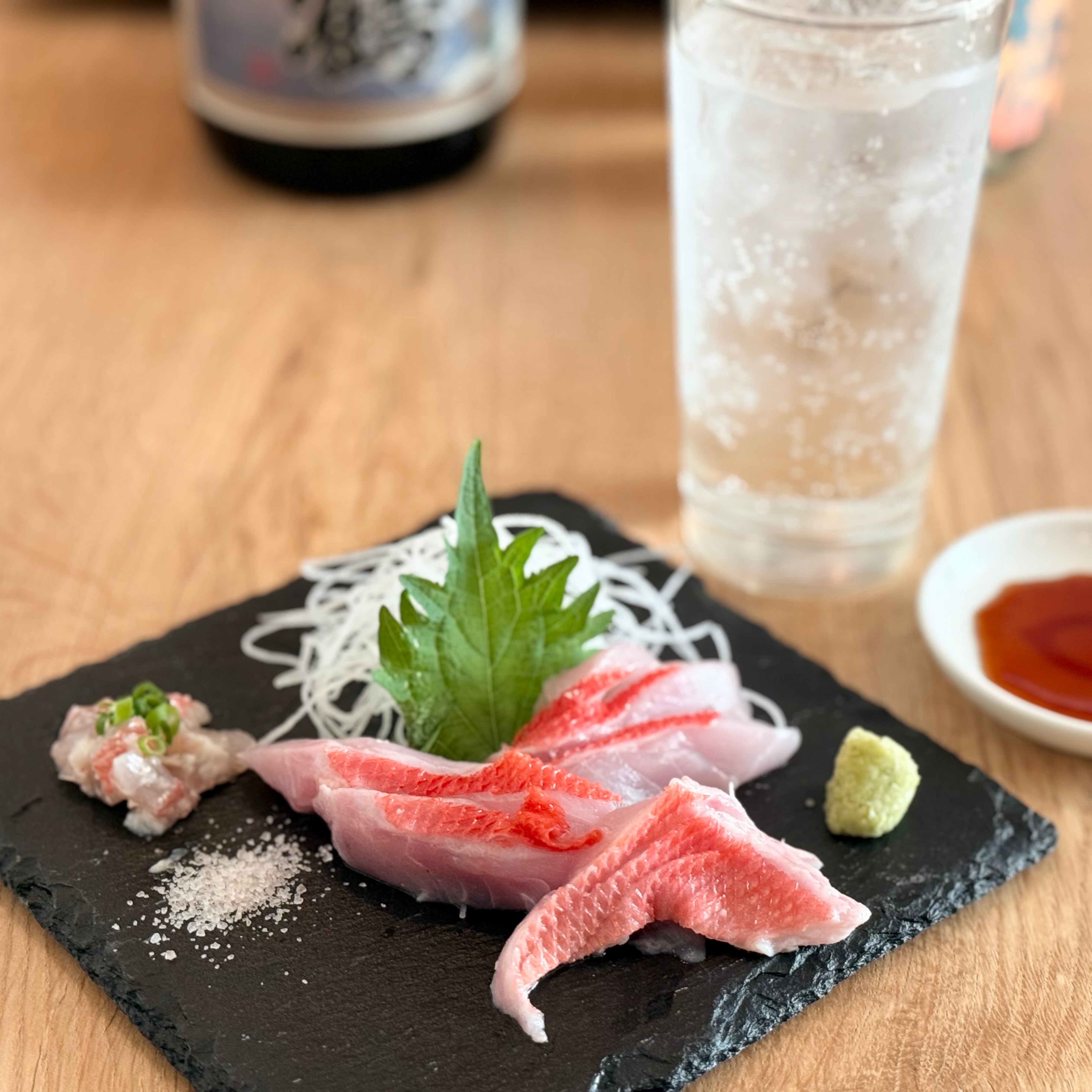 【横須賀】“究極の魚”と“焼酎70種”、“熱烈カープ愛”が同居する名店　もつ鍋の店「温」