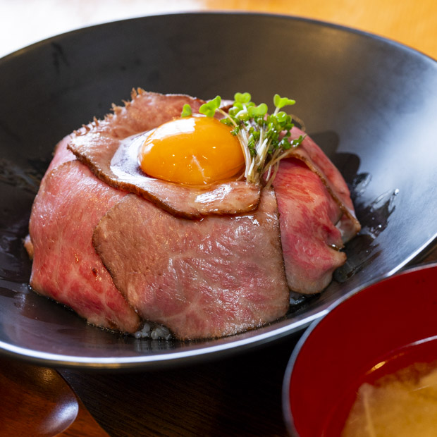 【久里浜】朝から満腹！手作りローストビーフ丼が名物の地元食堂「なぎさとサリー」