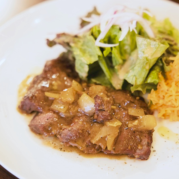 【三浦海岸】「ビストロ ナキータ」常連さん太鼓判の牛ハラミのマリネ焼き