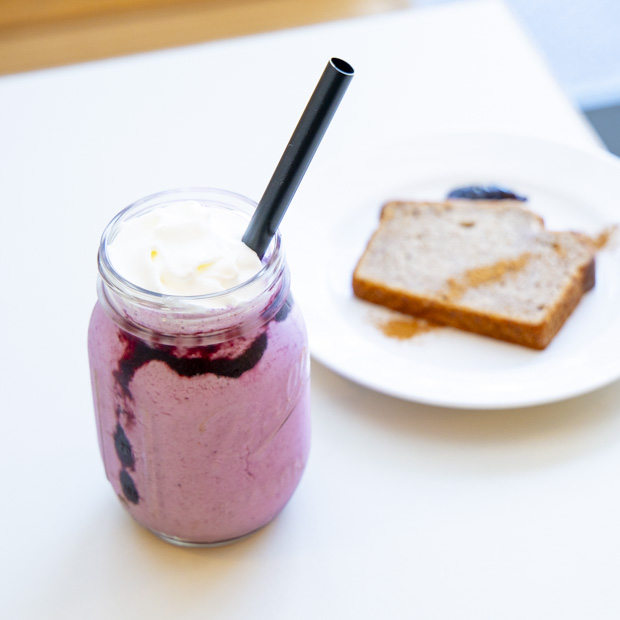【葉山】森戸神社の鳥居を眺めて味わう絶品ブルーベリーフラッペ「SODA CAFE」
