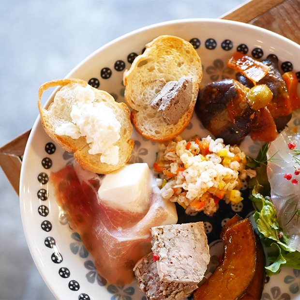 【逗子】牧場直送ミルク仕立て！「自家製チーズ」の贅沢な彩りプレート｜グリコノコ