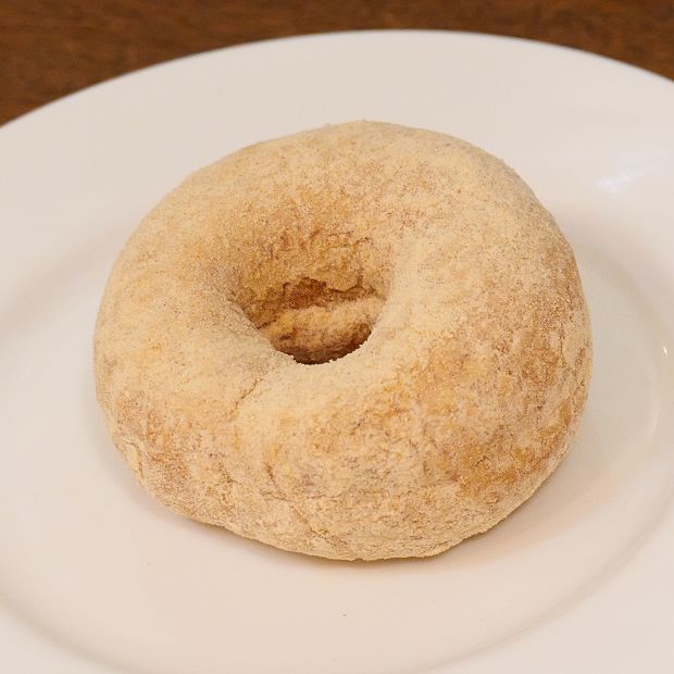 【三崎】製造担当・藤沢京子さんが生んだミサキドーナツ本店限定「きなこ」ドーナツ