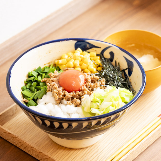 【三浦市】多彩なトッピングと味変が楽しい！台湾まぜそば「こぶたとカモメ」