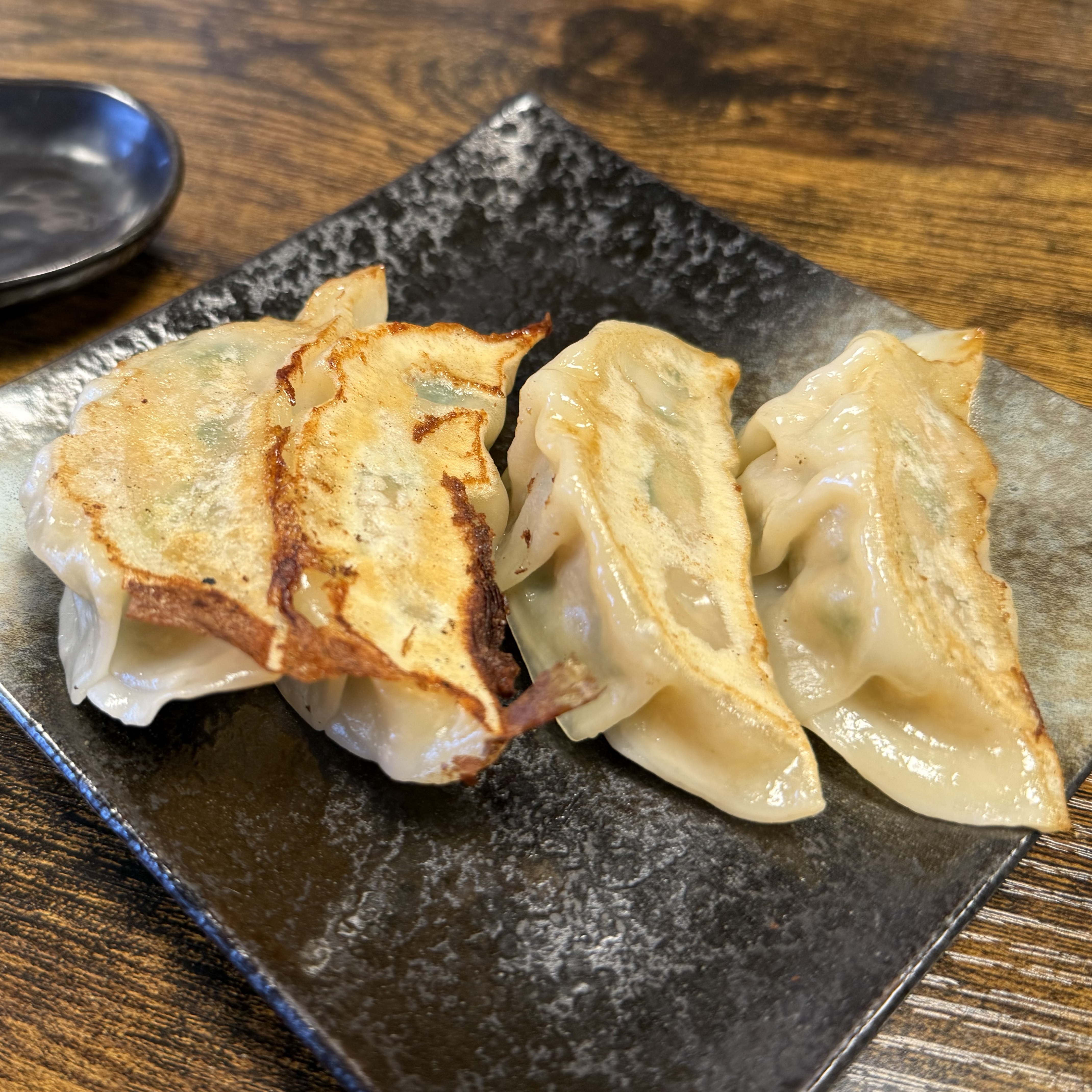 【横須賀】まるで小籠包 噛めばスープと肉汁が溢れ出す進化系餃子「浜ん家」