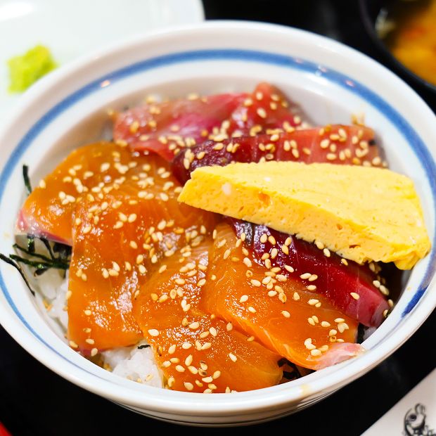 【三浦】さかな料理まつばら「二色丼」で
三崎マグロと三浦サーモンを一度に