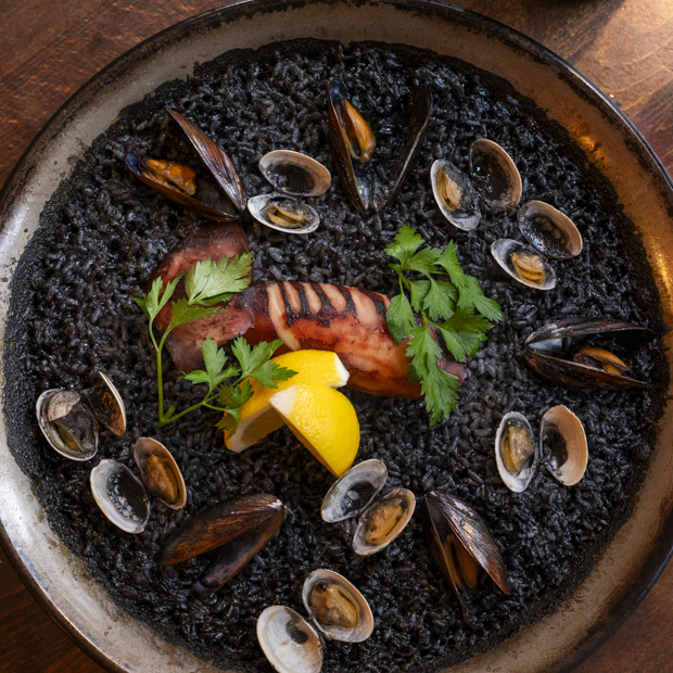 【葉山】磯の旨味が凝縮。森戸海岸のVAMONOSで味わう本格イカ墨パエリア