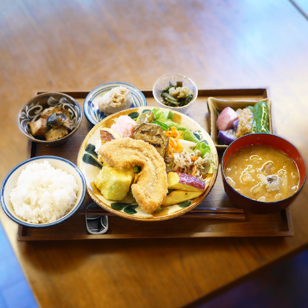 【横須賀】旬の横須賀野菜ランチ！「one drop cafe」の“ベジごはん”で味わうやさしいひと皿