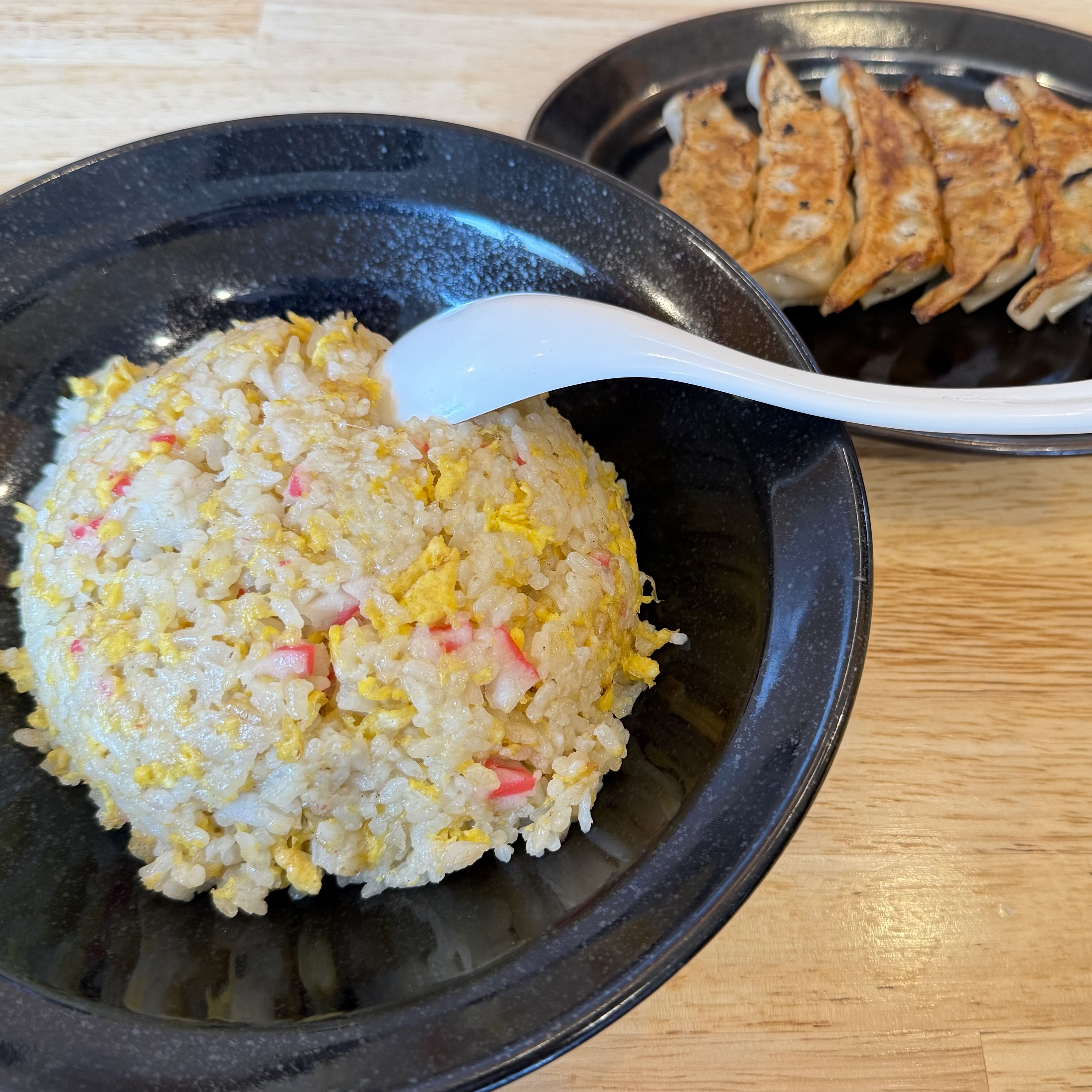 【横須賀】週3500個売れる絶品餃子としっとり炒飯！老舗中華「三代目十八番」の伝統の味