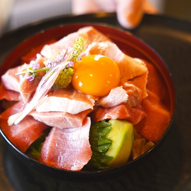 【三浦海岸】「伊豆島」唐辛子味噌で絶品「マグロの三食丼」を堪能する
