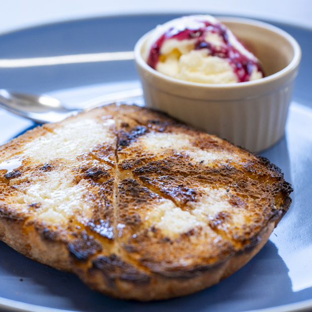 【野比】駅前でサイフォンコーヒーと自家製パンを。店主の“好き”が詰まった喫茶店「ビレッジボイス」