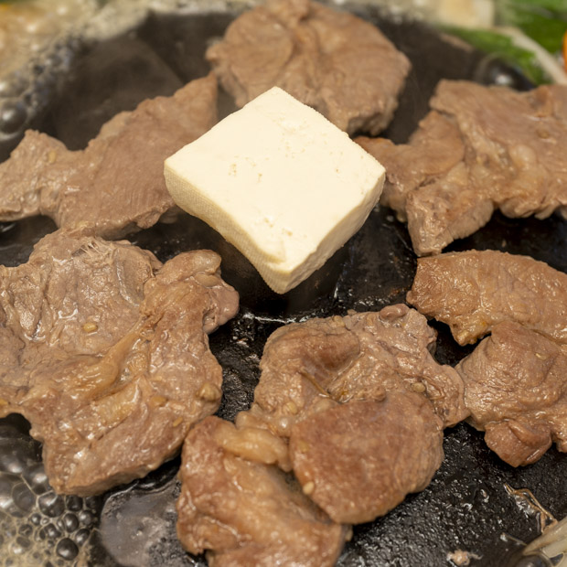 横須賀で本格北海道ジンギスカン！？分厚いラム肉と特注鍋の「行くべぇ」